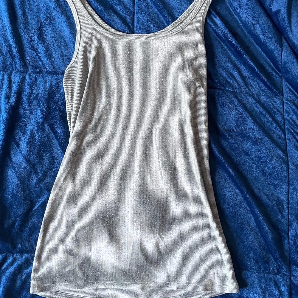 grey tank top